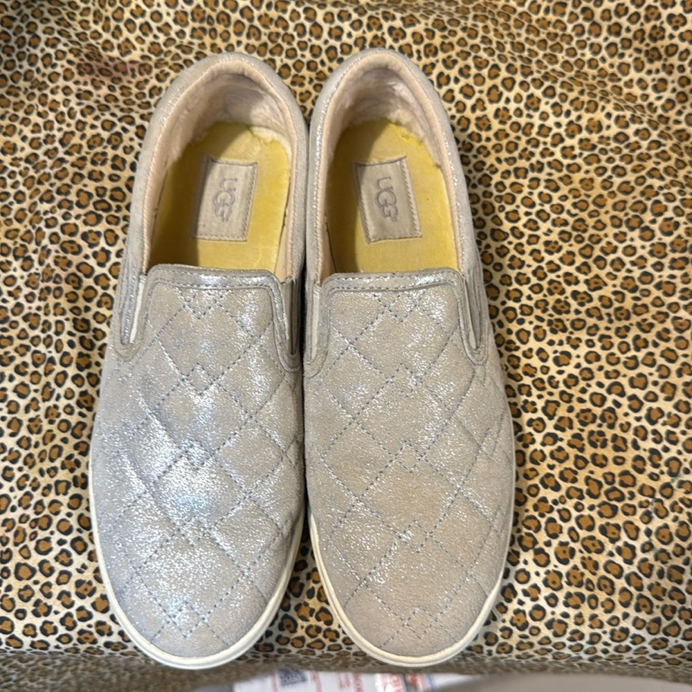 In great condition very lightly worn UGG gym shoes Size 8.5 with warmth in heel.